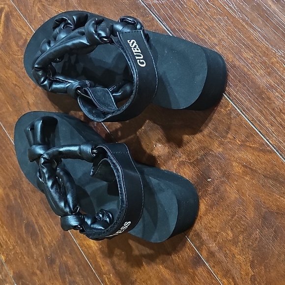 GUESS Women's Albina Wedge Sandal, black, size 9.5 M - Picture 4 of 5